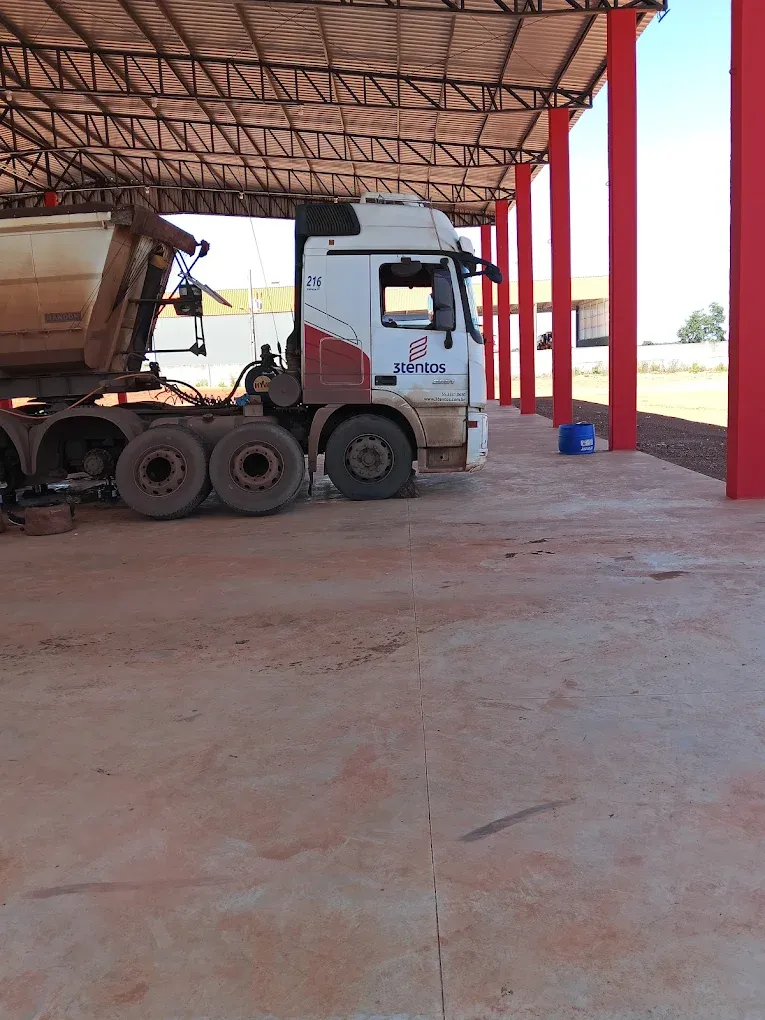 Cavalo mecânico estacionado no pátio coberto